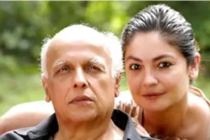 पापा महेश भट्ट संग लिपलॉक कॉन्ट्रोवर्सी पर Pooja Bhatt ने तोड़ी चुप्पी, कहा- ‘बाप बेटी का रिश्ता…’