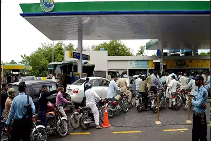 Pakistani आवाम का निकला ‘तेल’,300 रुपए पार पहुंचा पेट्रोल-डीजल!