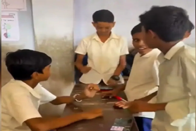Viral Video:स्कूली बच्चों का टैलेंट देख बड़े-बड़े म्यूजिक कम्पोजर के छूट जाएंगे पसीने।