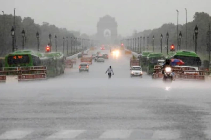 Weather Update: दिल्ली-NCR में आज भी बादलों का डेरा, जानें अगले एक हफ्ते का मौसम अपडेट