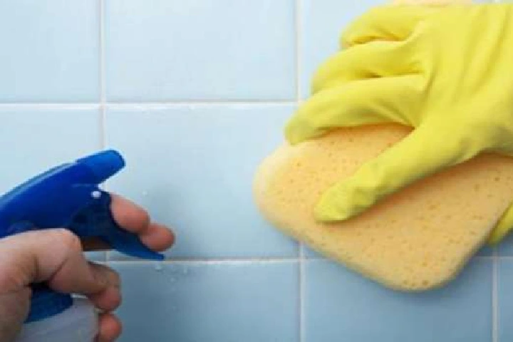 Bathroom Hacks: बाथरूम के टाइल्स पर पड़ गए हैं पीले ज़िद्दी दाग? इन टिप्स से मिनटों में हो जाएंगे दूर