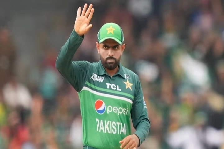 फैन्स के द्वारा बाबर-बाबर के नारे लगते सुन गदगद हुए पाकिस्तान के कप्तान बाबर आजम।